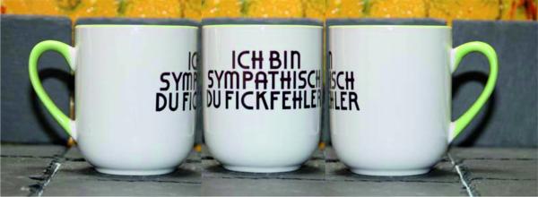 Weiße Tasse mit Spruch "ICH BIN SYMPATISCH DU FICKFEHLER"